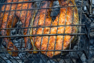 İki ızgara somon bifteği. Kömür