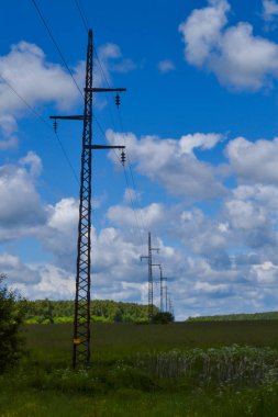 Yüksek gerilim elektrik iletim kuleleri ve sahadaki elektrik hatları