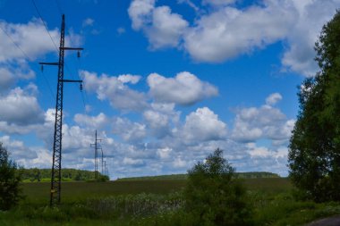 Yüksek gerilim elektrik iletim kuleleri ve sahadaki elektrik hatları