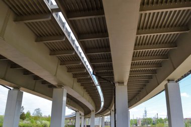 Demir konstrüksiyon yol viyadüğü yakın çekim