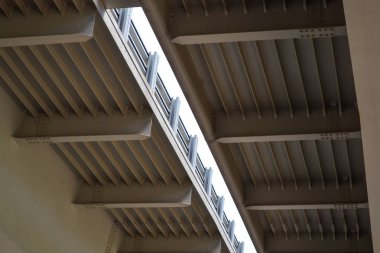 Demir konstrüksiyon yol viyadüğü yakın çekim