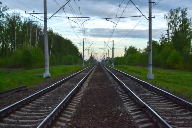 Demiryolu yolu mesafeye gidiyor