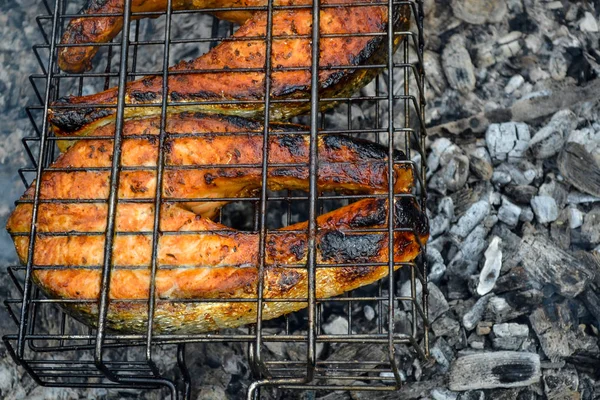 Dois bifes de salmão grelhados. Carvão — Fotografia de Stock