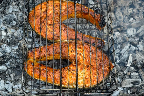 Two grilled salmon steaks. Coals — Stock Photo, Image