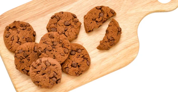 Biscoitos com chocolate em uma tábua de madeira. Fundo isolado — Fotografia de Stock