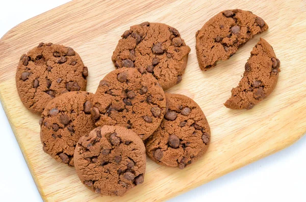 Biscotti con cioccolato su una tavola di legno. Fondo isolato — Foto Stock