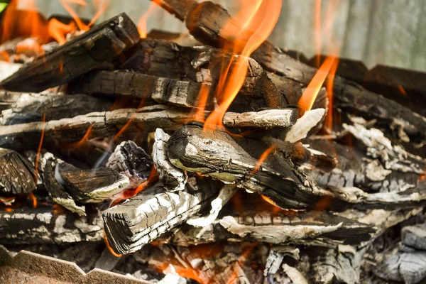 Brandwonden voor een barbecue. Voorbereiding — Stockfoto
