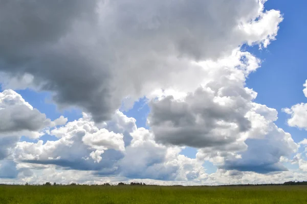 Cielo con nubes de lluvia —  Fotos de Stock