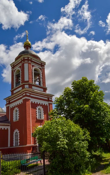 Russischer Kirchturm vor bewölktem Himmel — Stockfoto