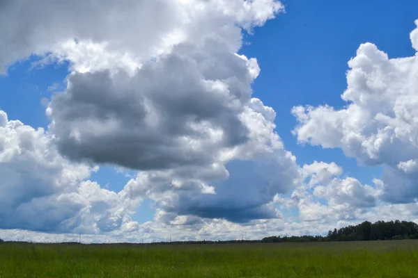 Cielo con nubes de lluvia —  Fotos de Stock
