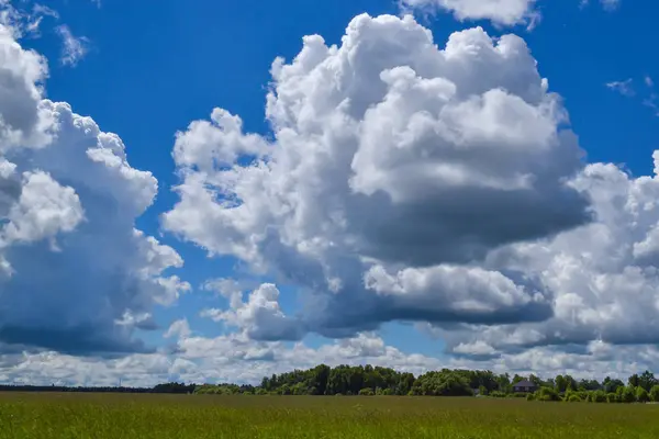 Himmel med regn moln — Stockfoto