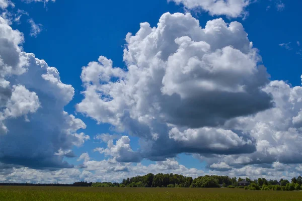 Cielo con nubes de lluvia —  Fotos de Stock