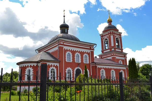Russische Kirche gegen den Himmel mit Wolken — Stockfoto