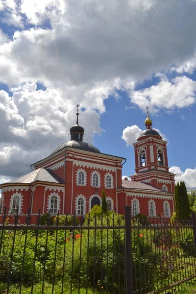 Russische Kirche gegen den Himmel mit Wolken — Stockfoto