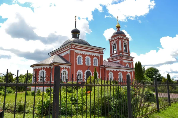 Русская церковь против неба с облаками — стоковое фото
