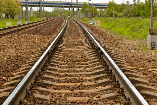 Järnväg långt att gå in i distansera — Stockfoto