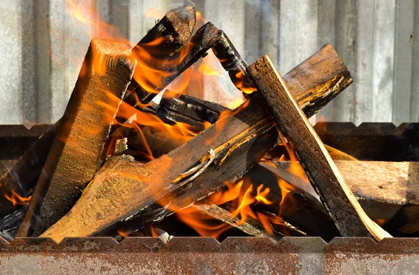 Brandhout verbrand in het vuur — Stockfoto