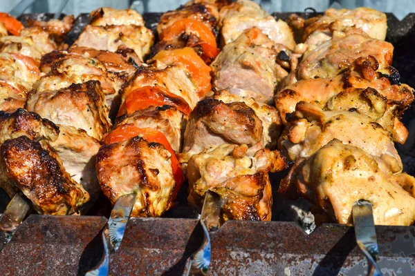 Churrasco kebab cozinhar em metal espeto closeup. Carne assada cozida no churrasco. Prato oriental tradicional, kebab shish. Grill em carvão e chama, piquenique — Fotografia de Stock