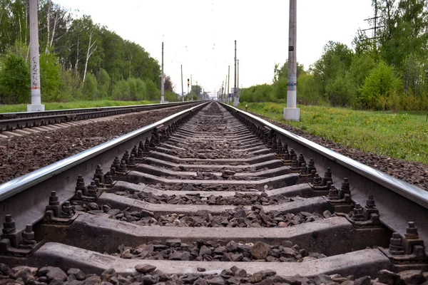 Järnväg långt att gå in i distansera — Stockfoto
