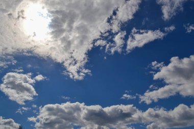 Bulutlu ve güneşli mavi gökyüzü.