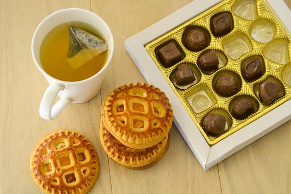 Bisküvi ve çikolatalı tatlılı çay. Yukarıdan görüntüle — Stok fotoğraf