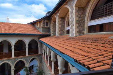 Troodos dağlarında Kykkos manastırı