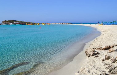 Ayia Napa yakınlarındaki Kıbrıs adasında güzel lagün plaj