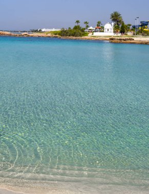Ayia Napa yakınlarındaki Kıbrıs adasında güzel lagün plaj