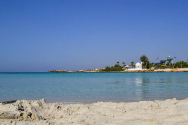 Ayia Napa yakınlarındaki Kıbrıs adasında güzel lagün plaj