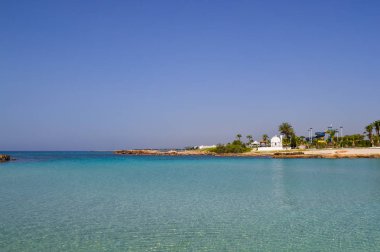 Ayia Napa yakınlarındaki Kıbrıs adasında güzel lagün plaj