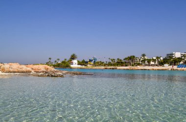 Ayia Napa yakınlarındaki Kıbrıs adasında güzel lagün plaj