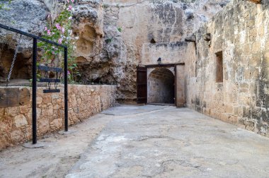 Eski bir kalenin zindanına açılan ahşap kapılar