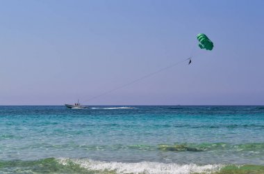 Mavi gökyüzünde parasailing, Kıbrıs.