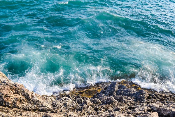 Aprítás egy sziklás partszakaszon hullámok — Stock Fotó