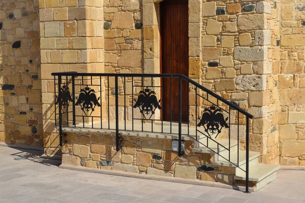 Decoración en las barandillas de la iglesia águilas de dos cabezas hechas de hierro — Foto de Stock