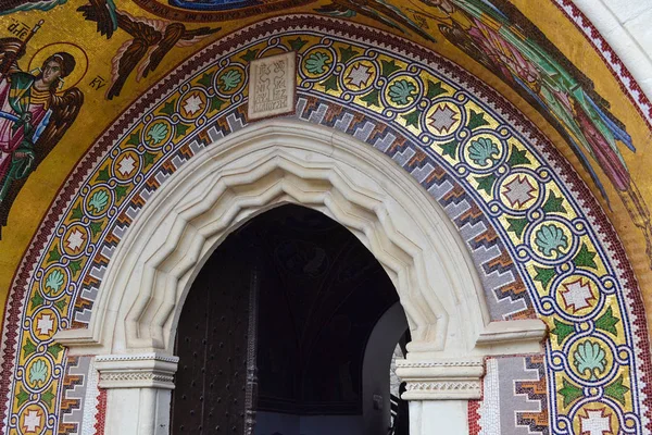 Arco decorado y mosaico sobre la entrada de la iglesia — Foto de Stock