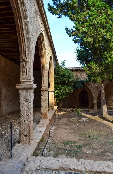 Several stone arches receding into the distance in the courtyard of an old castle — Stock Photo, Image