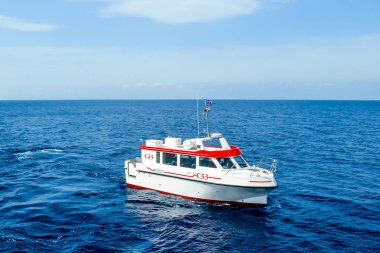 Denizde güzel beyaz tekne