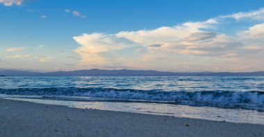 Sabahın erken saatlerinde sakin deniz. Yunanistan, Halkidiki, Kassandra