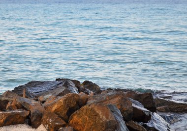 Deniz manzarası ve taşlar