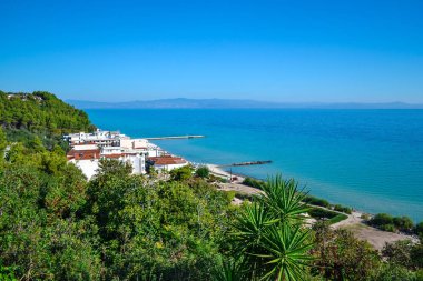 Seaview. Dağlar yeşil bitkiler ve pansiyonlar ile kaplı. Yunanistan. Kassandra. Halkidiki