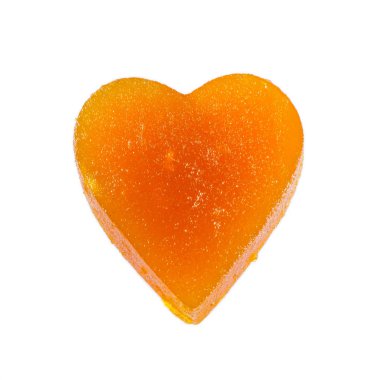 Izole arka plan üzerinde kalp şeklinde şekerli meyve jöle kayısı
