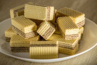 Beyaz bir tabak üzerinde çikolata closeup ile Waffle