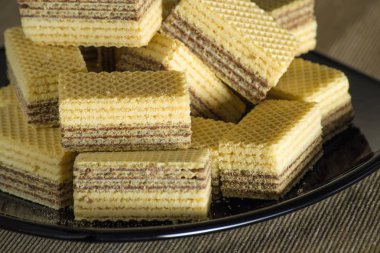 Siyah parlak plaka üzerinde çikolata ile Waffle