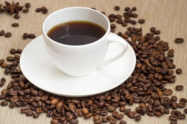 Kahve fincanı ve kahve çekirdeği.