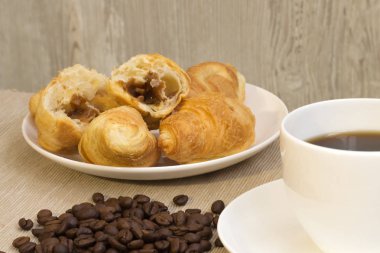 kahve fincanı kruvasan kahvaltı ile