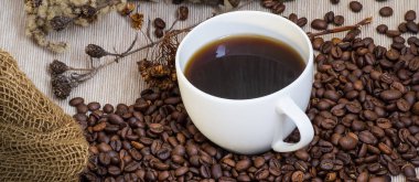 Kahve fincanı ve kahve çekirdeği.