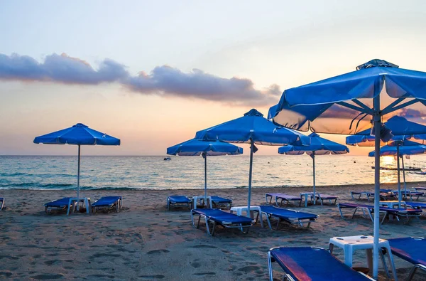 Sabah ın erken saatlerinde boş plaj. Şemsiyeler ve şezlonglar