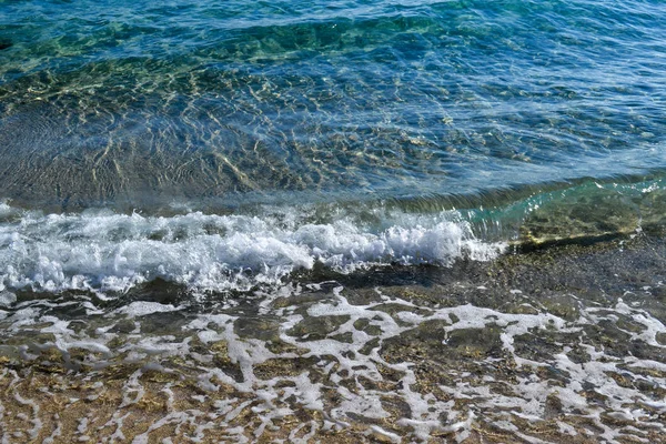 Η θάλασσα κοντά στην ακτή. Κυματιστή και θαλάσσια αφρός — Φωτογραφία Αρχείου