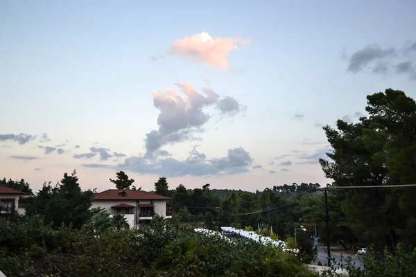 Вечернее небо. Облако, выделенное заходящим солнцем. Греция . — стоковое фото